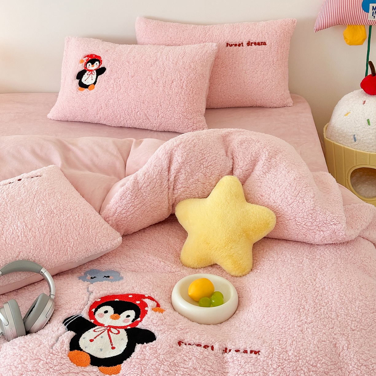 91家纺网 家纺一手货源 找家纺 乐坊 2025新款小阪羊羔绒牛奶绒卡通四件套冬季加厚保暖 企鹅-粉