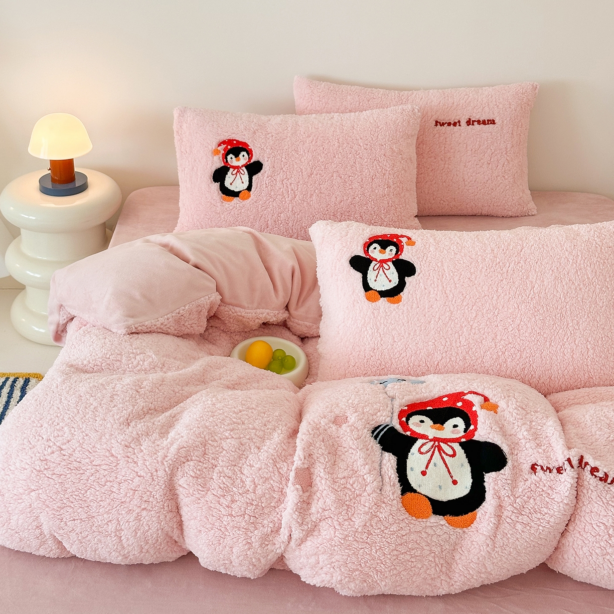 91家纺网 家纺一手货源 找家纺 乐坊 2025新款小阪羊羔绒牛奶绒卡通四件套冬季加厚保暖 企鹅-粉