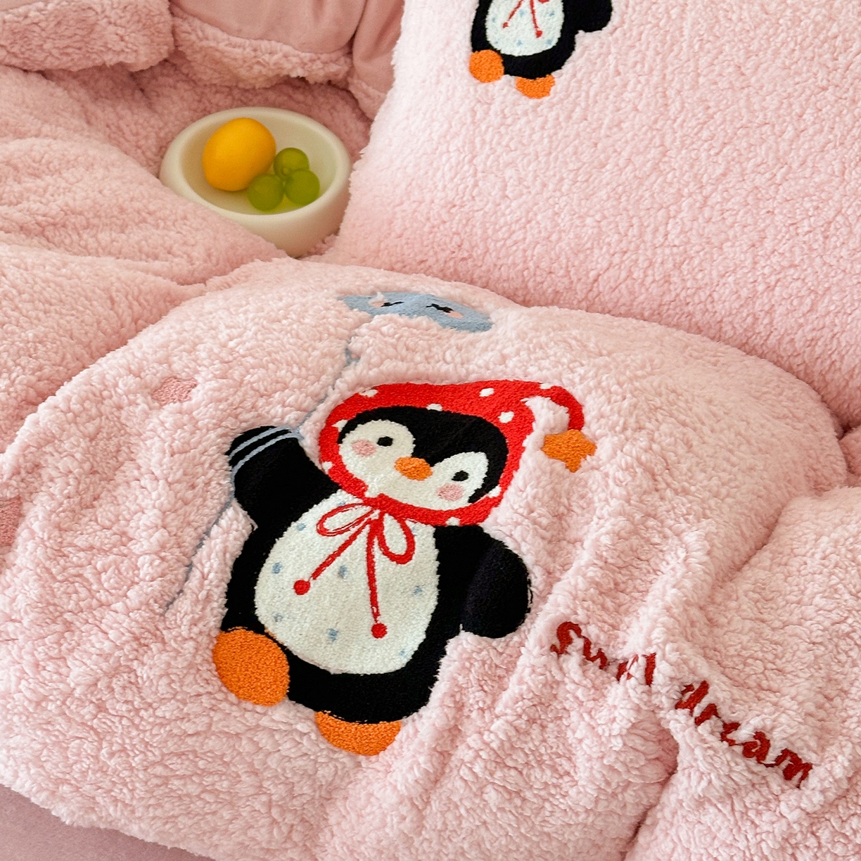 91家纺网 家纺一手货源 找家纺 乐坊 2025新款小阪羊羔绒牛奶绒卡通四件套冬季加厚保暖 企鹅-粉