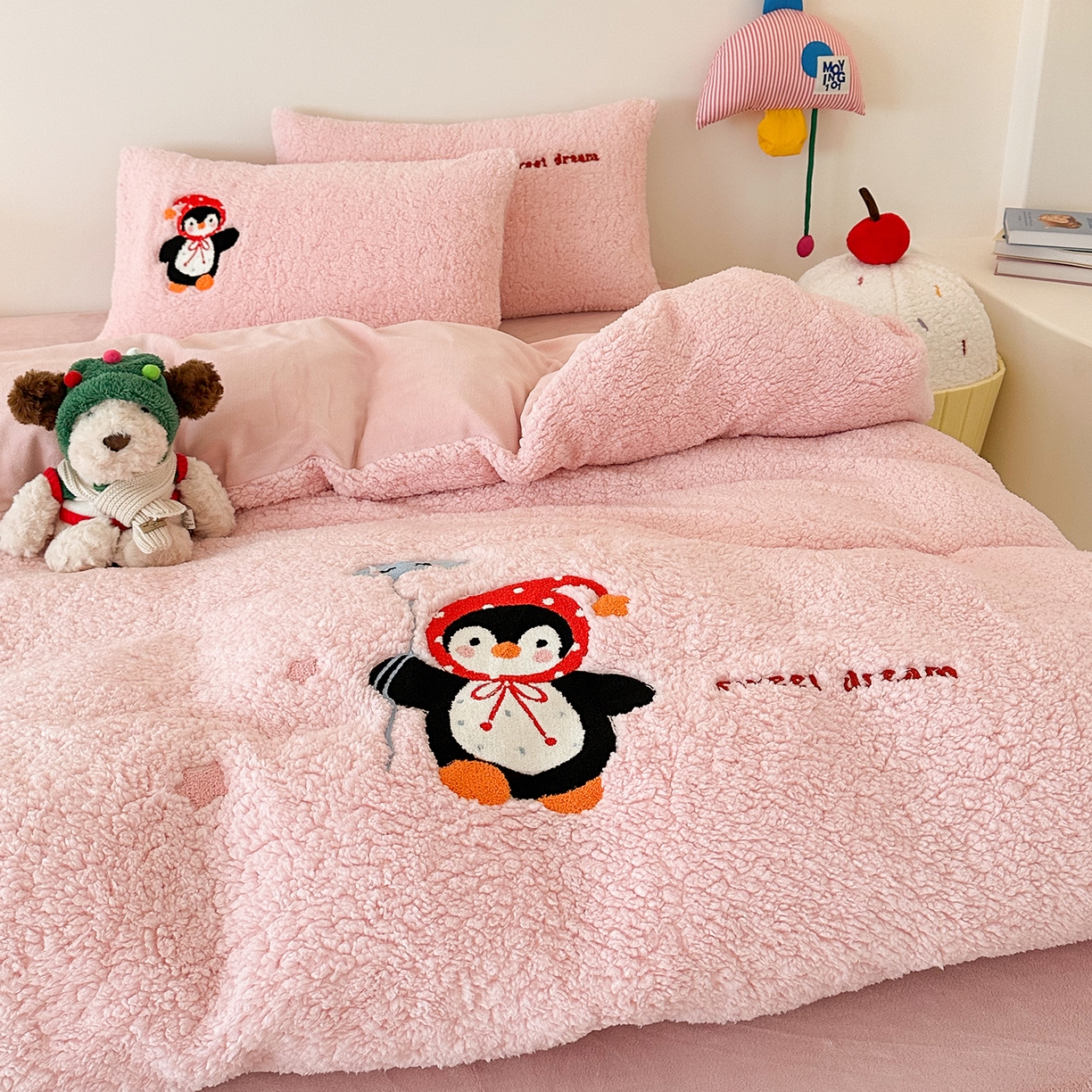 91家纺网 家纺一手货源 找家纺 乐坊 2025新款小阪羊羔绒牛奶绒卡通四件套冬季加厚保暖 企鹅-粉