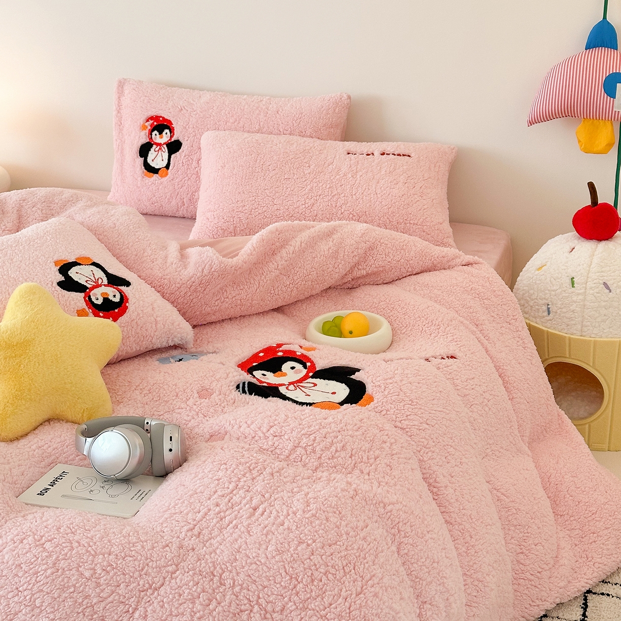91家纺网 家纺一手货源 找家纺 乐坊 2025新款小阪羊羔绒牛奶绒卡通四件套冬季加厚保暖 企鹅-粉