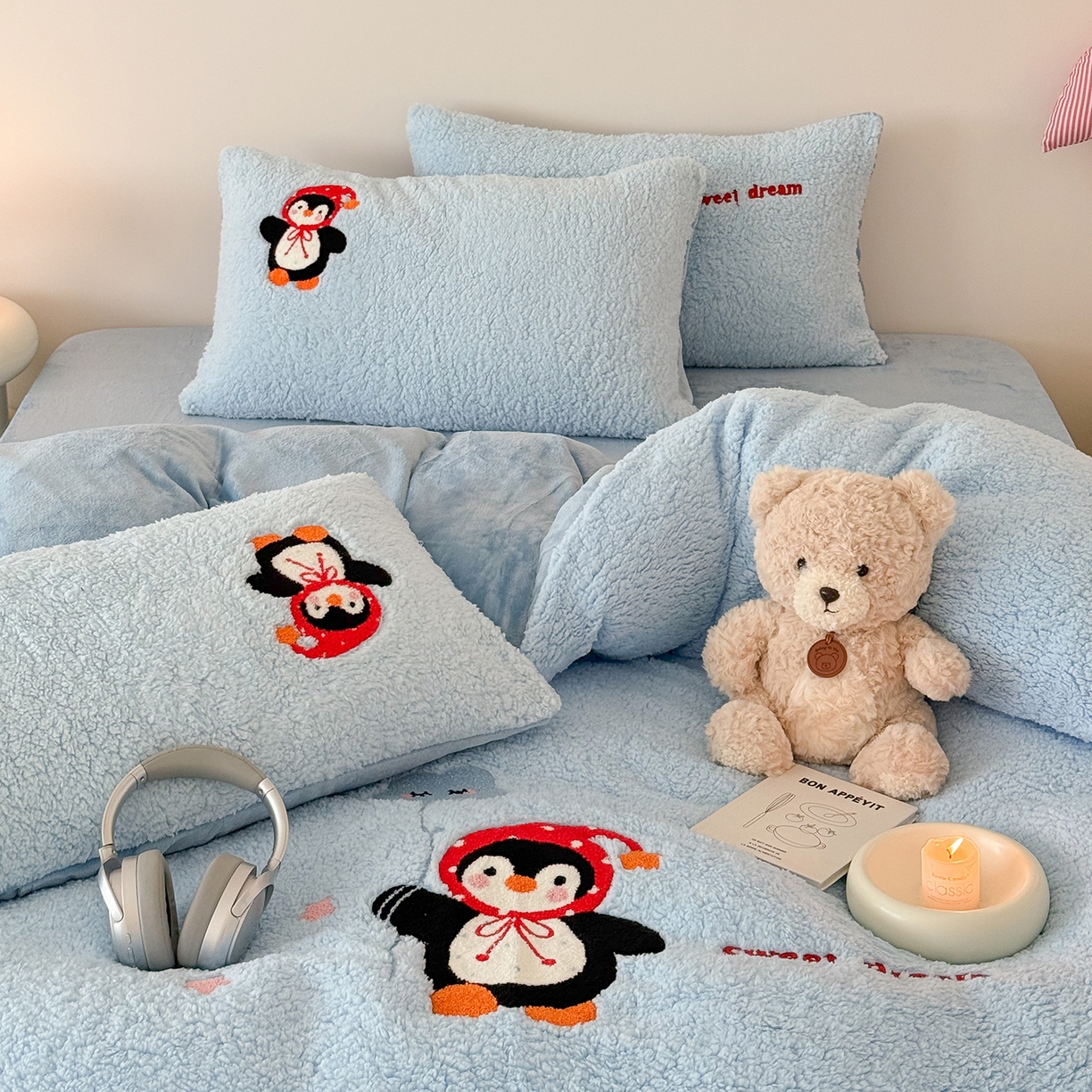 91家纺网 家纺一手货源 找家纺 乐坊 2025新款小阪羊羔绒牛奶绒卡通四件套冬季加厚保暖 企鹅-蓝