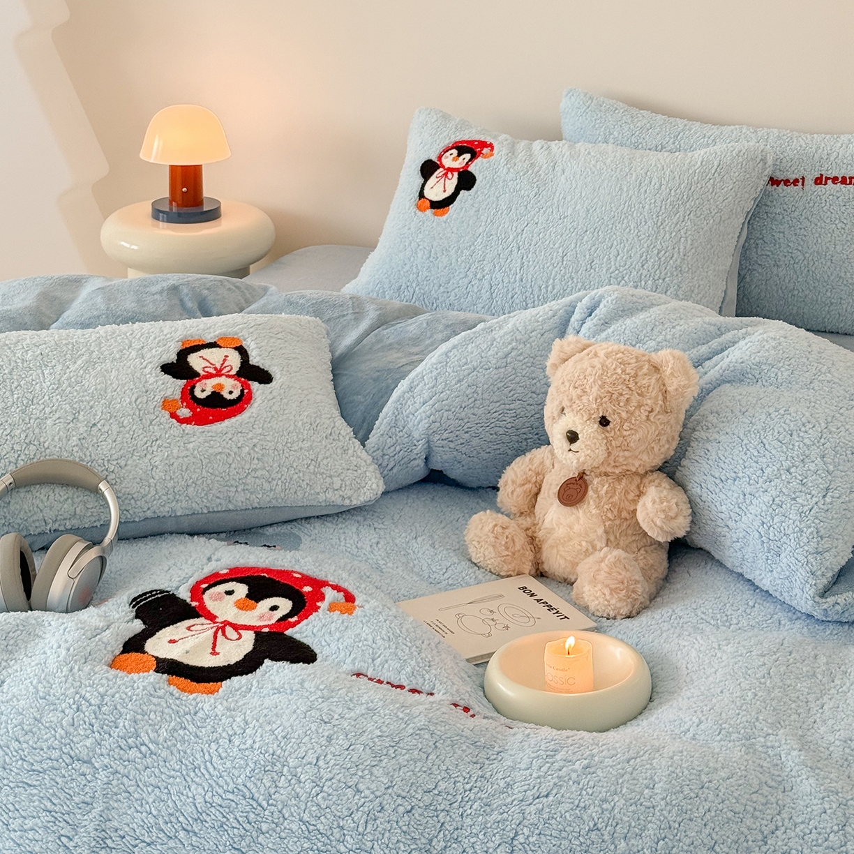 91家纺网 家纺一手货源 找家纺 乐坊 2025新款小阪羊羔绒牛奶绒卡通四件套冬季加厚保暖 企鹅-蓝