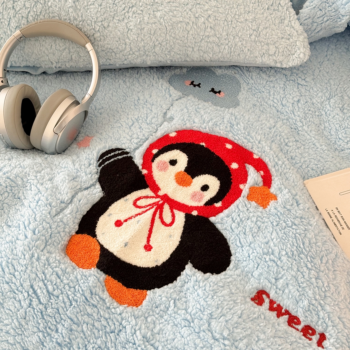 91家纺网 家纺一手货源 找家纺 乐坊 2025新款小阪羊羔绒牛奶绒卡通四件套冬季加厚保暖 企鹅-蓝