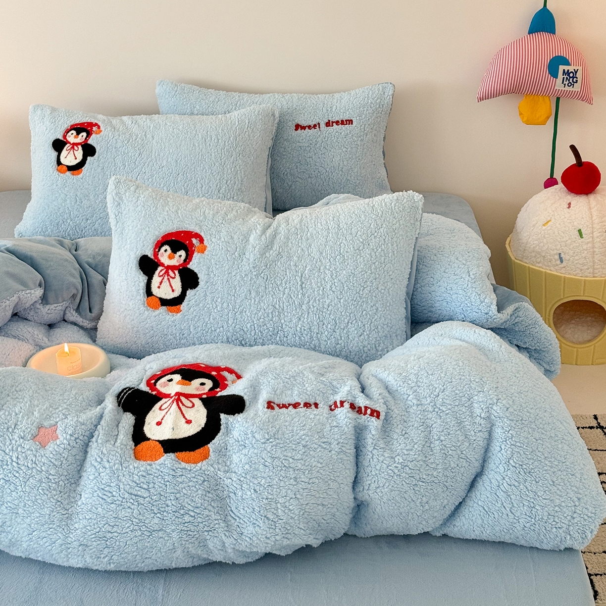 91家纺网 家纺一手货源 找家纺 乐坊 2025新款小阪羊羔绒牛奶绒卡通四件套冬季加厚保暖 企鹅-蓝