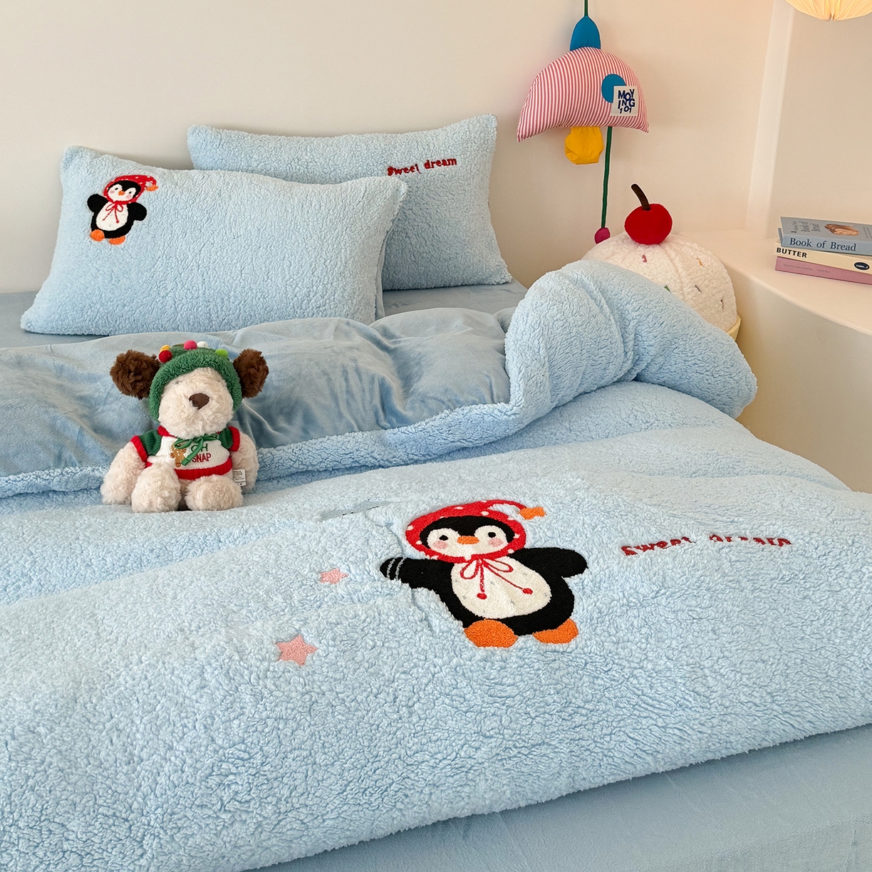 91家纺网 家纺一手货源 找家纺 乐坊 2025新款小阪羊羔绒牛奶绒卡通四件套冬季加厚保暖 企鹅-蓝