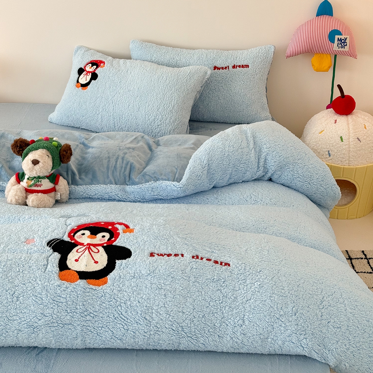 91家纺网 家纺一手货源 找家纺 乐坊 2025新款小阪羊羔绒牛奶绒卡通四件套冬季加厚保暖 企鹅-蓝