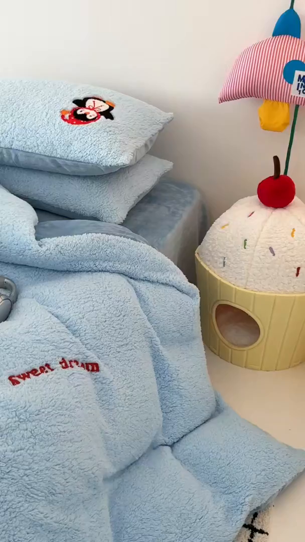 91家纺网 家纺一手货源 找家纺 乐坊 2025新款小阪羊羔绒牛奶绒卡通四件套冬季加厚保暖 企鹅-蓝