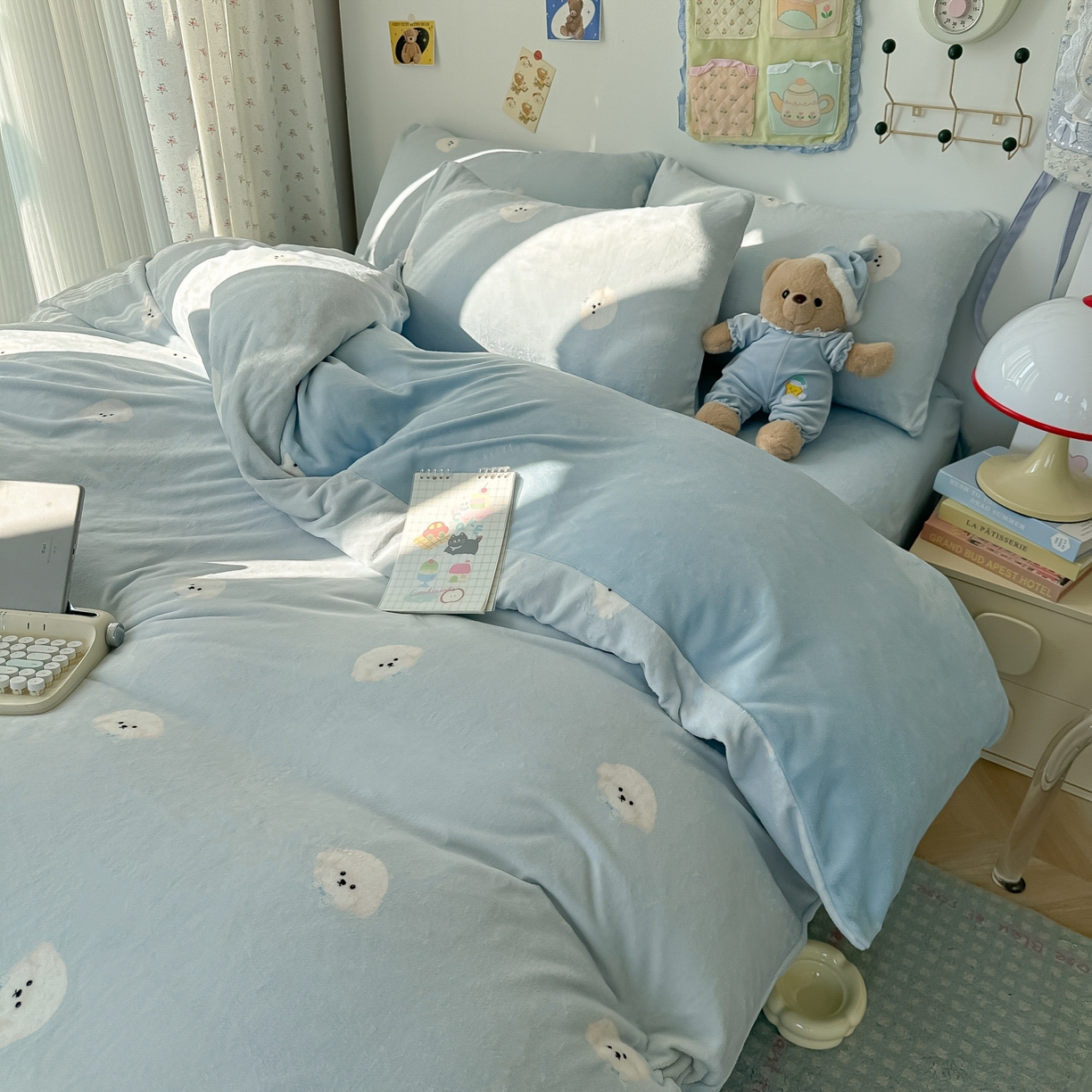 91家纺网 家纺一手货源 找家纺 韩巢家纺 2025新款高克重牛奶绒四件套冬季绒床品被套床单三件套 绒绒小狗-蓝