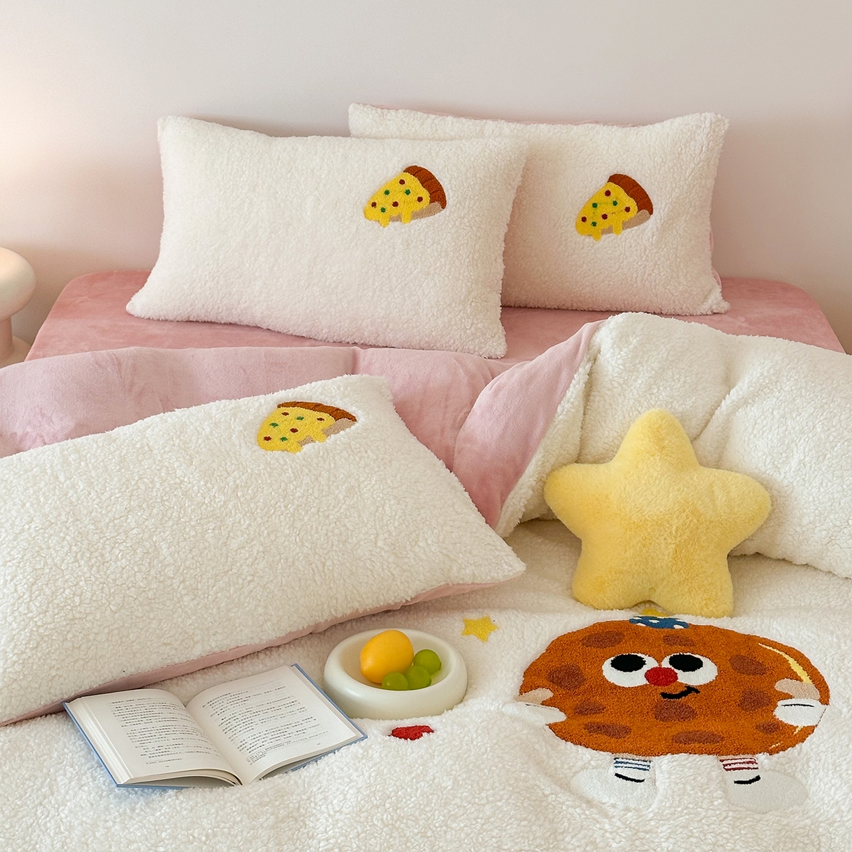 91家纺网 家纺一手货源 找家纺 乐坊 2025新款小阪羊羔绒牛奶绒卡通四件套冬季加厚保暖 曲奇-白粉