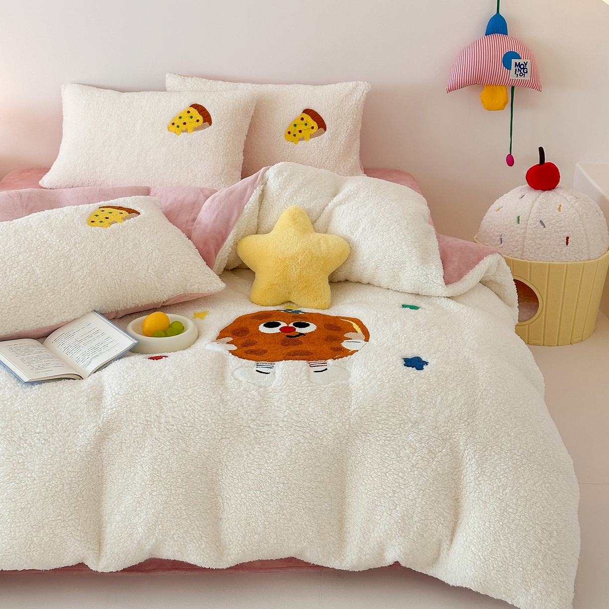 91家纺网 家纺一手货源 找家纺 乐坊 2025新款小阪羊羔绒牛奶绒卡通四件套冬季加厚保暖 曲奇-白粉