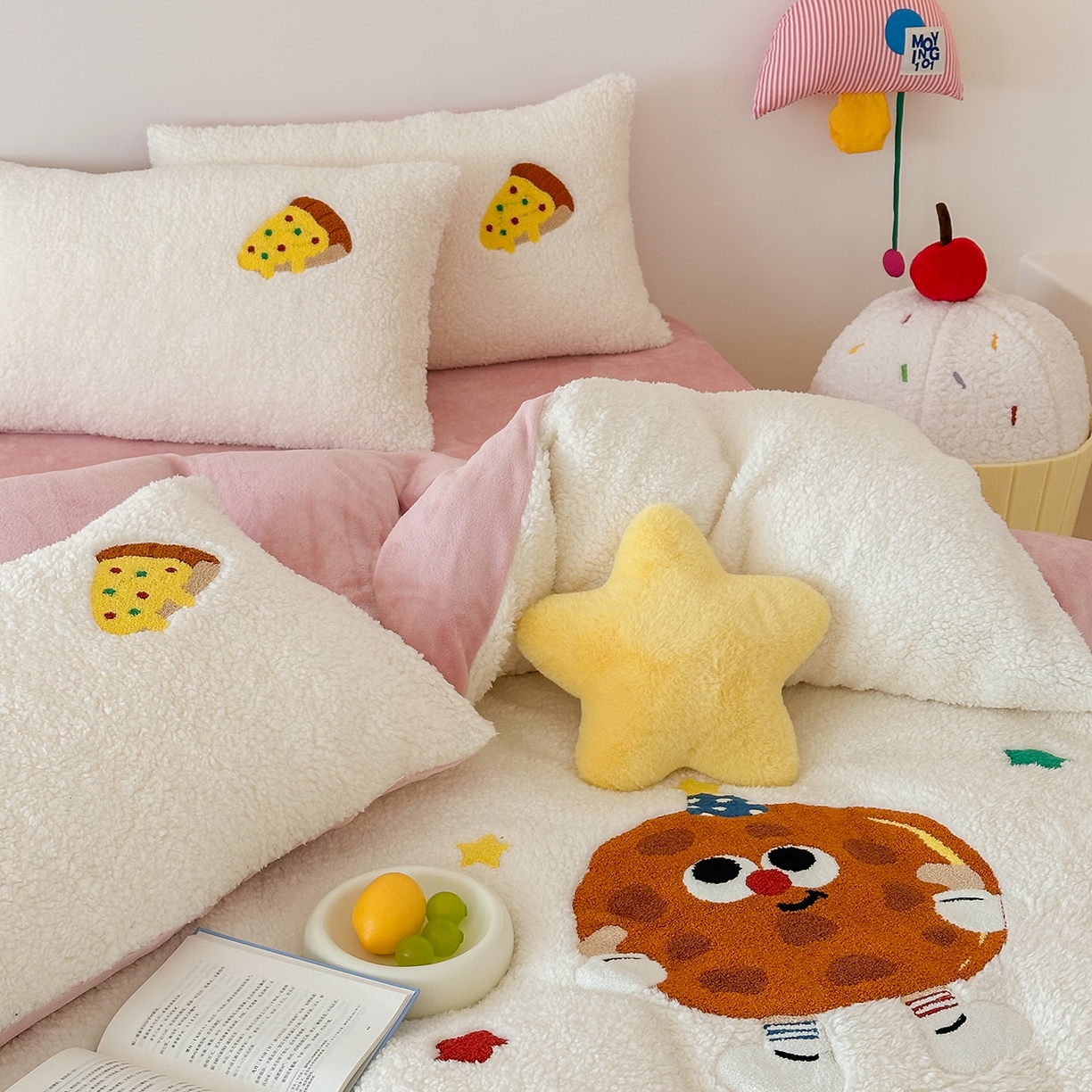 91家纺网 家纺一手货源 找家纺 乐坊 2025新款小阪羊羔绒牛奶绒卡通四件套冬季加厚保暖 曲奇-白粉