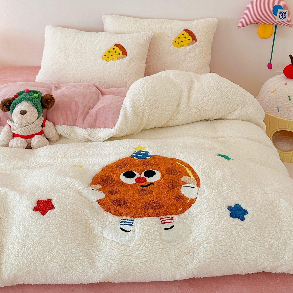 91家纺网 家纺一手货源 找家纺 乐坊 2025新款小阪羊羔绒牛奶绒卡通四件套冬季加厚保暖 曲奇-白粉