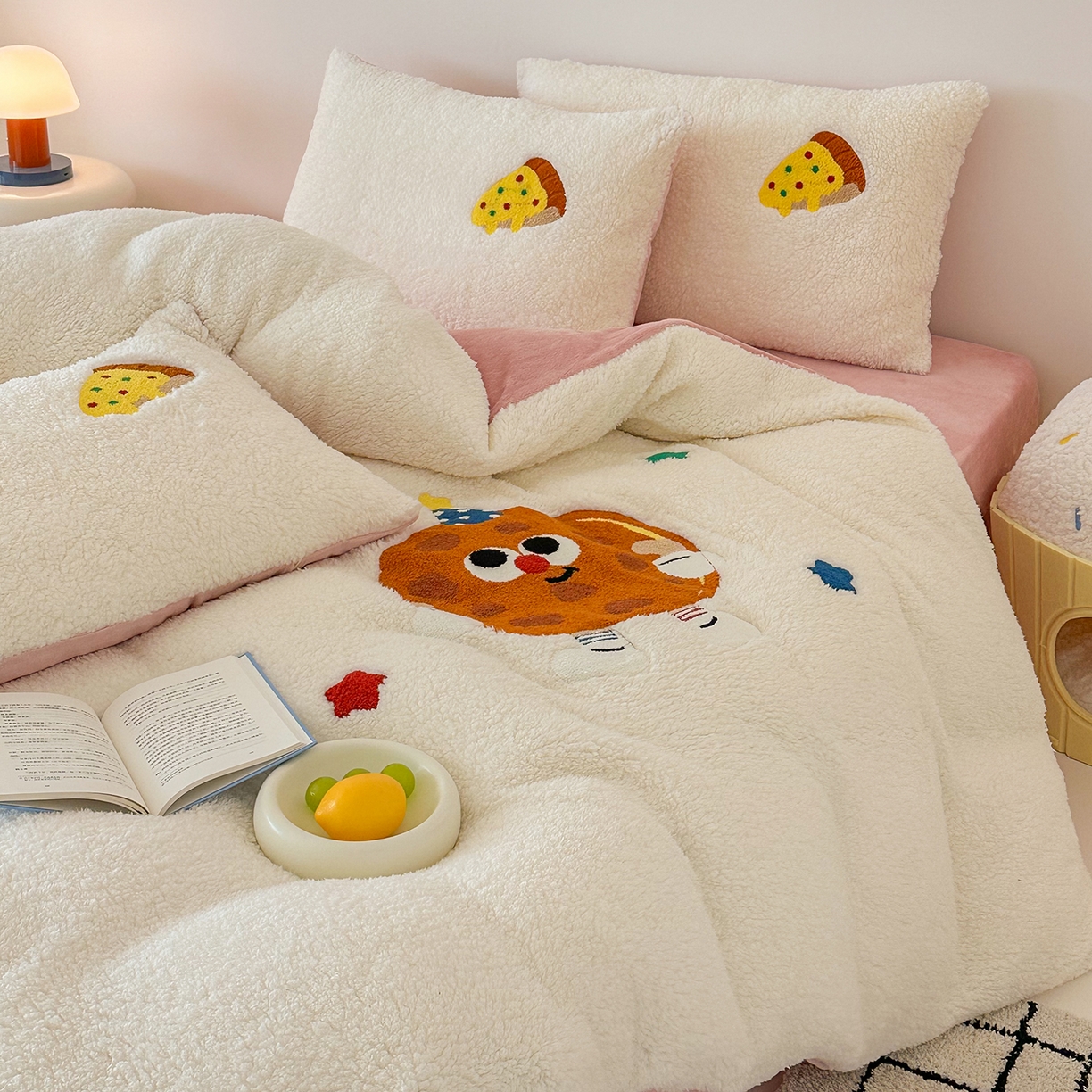 91家纺网 家纺一手货源 找家纺 乐坊 2025新款小阪羊羔绒牛奶绒卡通四件套冬季加厚保暖 曲奇-白粉