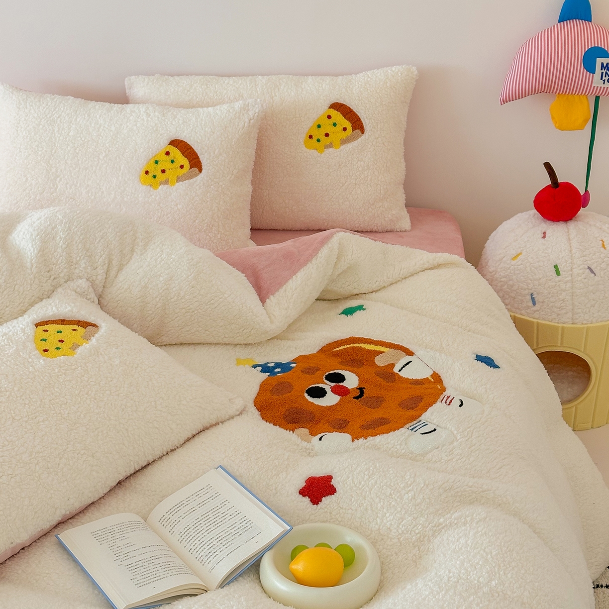 91家纺网 家纺一手货源 找家纺 乐坊 2025新款小阪羊羔绒牛奶绒卡通四件套冬季加厚保暖 曲奇-白粉