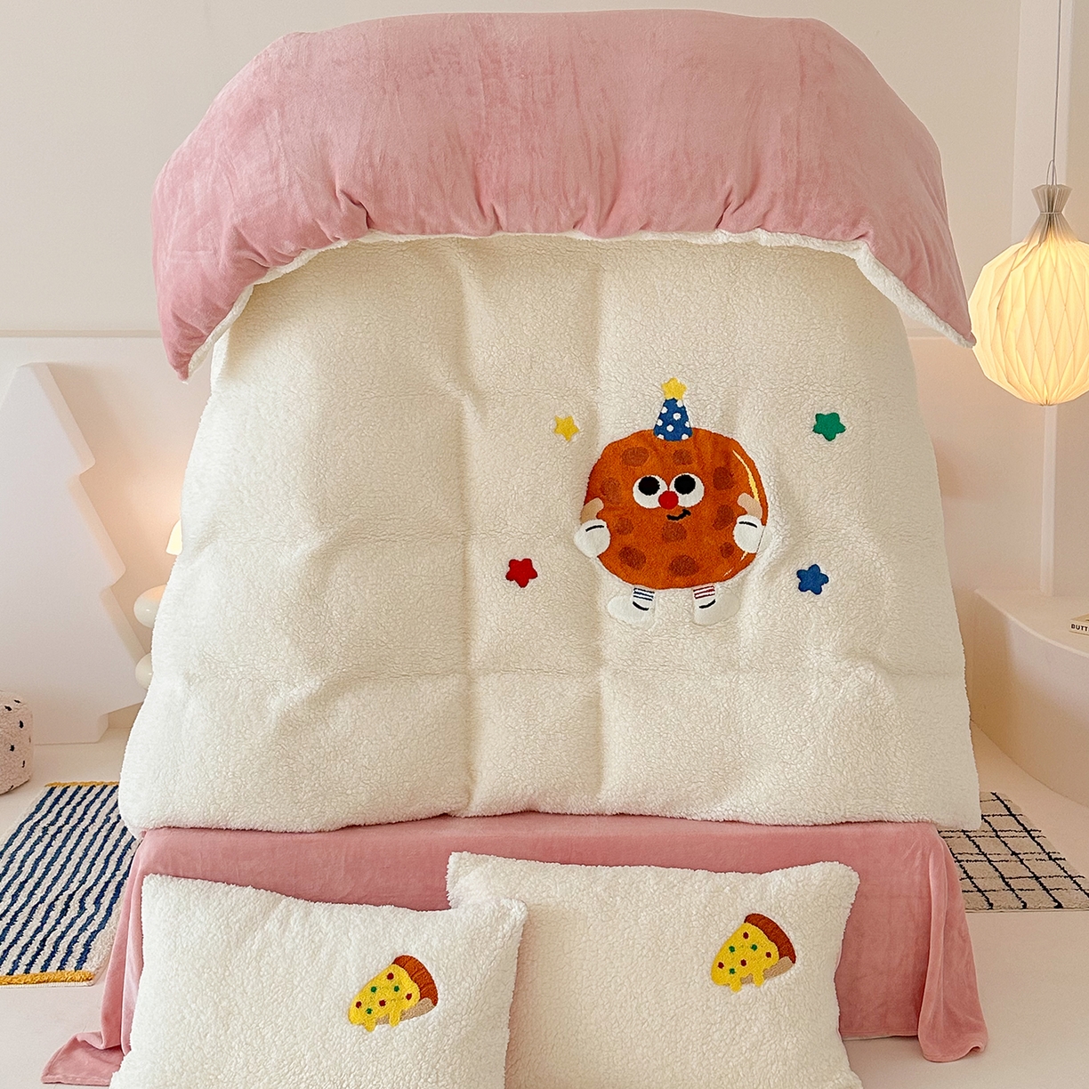 91家纺网 家纺一手货源 找家纺 乐坊 2025新款小阪羊羔绒牛奶绒卡通四件套冬季加厚保暖 曲奇-白粉