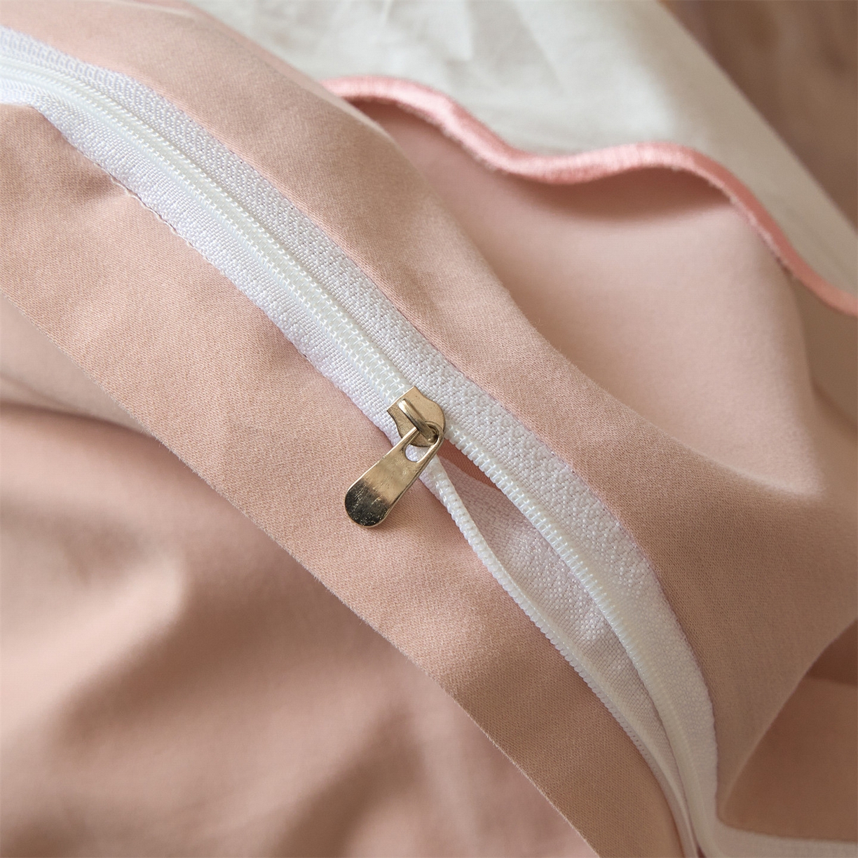 91家纺网 家纺一手货源 找家纺 蓝米卡夫 2025秋冬-A类全棉50S*50S双股磨毛数码印花绣边款（礼盒包装）提供买家秀 梦微