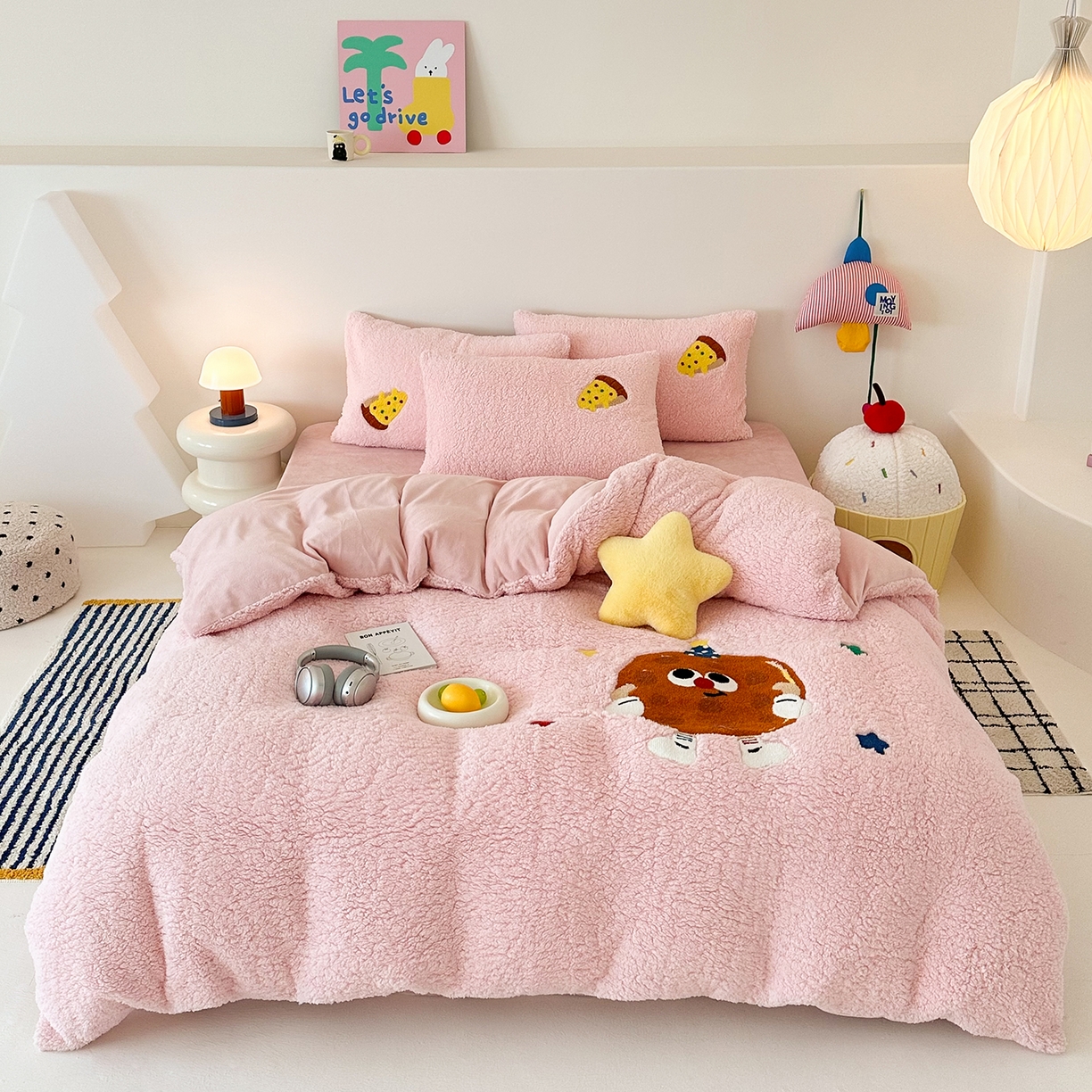 91家纺网 家纺一手货源 找家纺 乐坊 2025新款小阪羊羔绒牛奶绒卡通四件套冬季加厚保暖 曲奇-粉