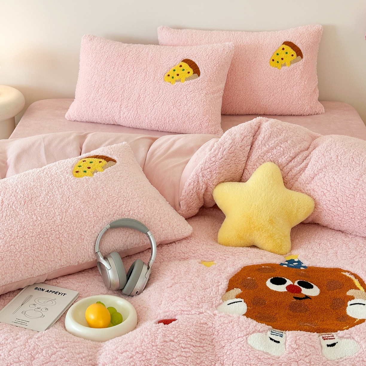 91家纺网 家纺一手货源 找家纺 乐坊 2025新款小阪羊羔绒牛奶绒卡通四件套冬季加厚保暖 曲奇-粉