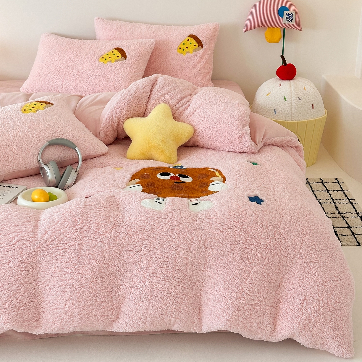 91家纺网 家纺一手货源 找家纺 乐坊 2025新款小阪羊羔绒牛奶绒卡通四件套冬季加厚保暖 曲奇-粉