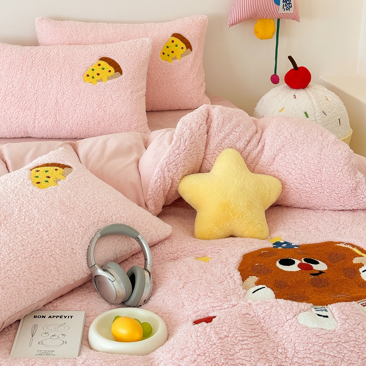 91家纺网 家纺一手货源 找家纺 乐坊 2025新款小阪羊羔绒牛奶绒卡通四件套冬季加厚保暖 曲奇-粉