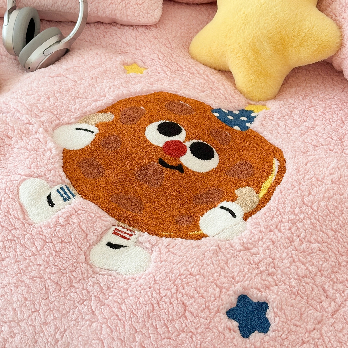 91家纺网 家纺一手货源 找家纺 乐坊 2025新款小阪羊羔绒牛奶绒卡通四件套冬季加厚保暖 曲奇-粉