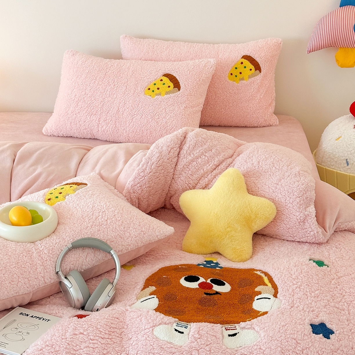 91家纺网 家纺一手货源 找家纺 乐坊 2025新款小阪羊羔绒牛奶绒卡通四件套冬季加厚保暖 曲奇-粉