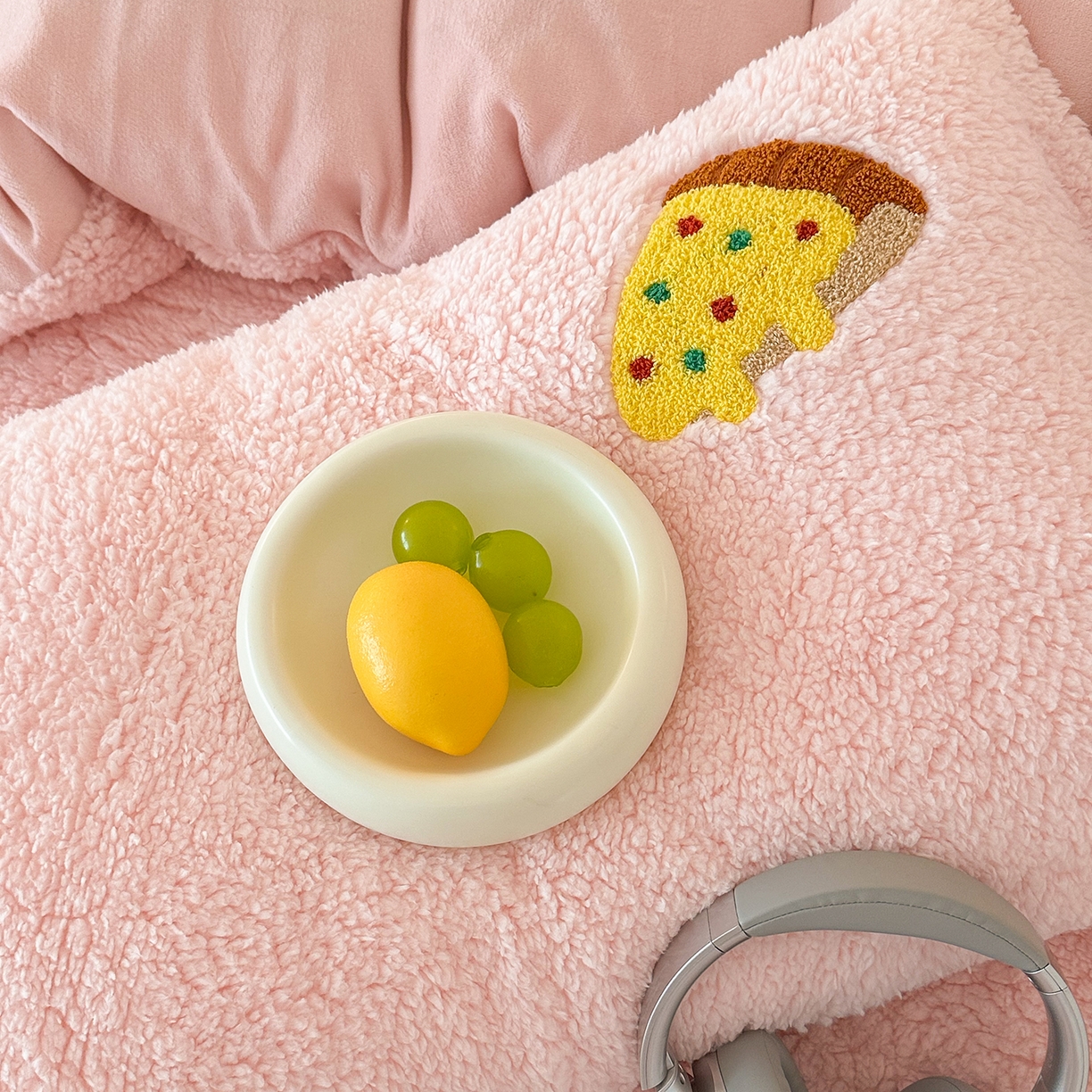 91家纺网 家纺一手货源 找家纺 乐坊 2025新款小阪羊羔绒牛奶绒卡通四件套冬季加厚保暖 曲奇-粉