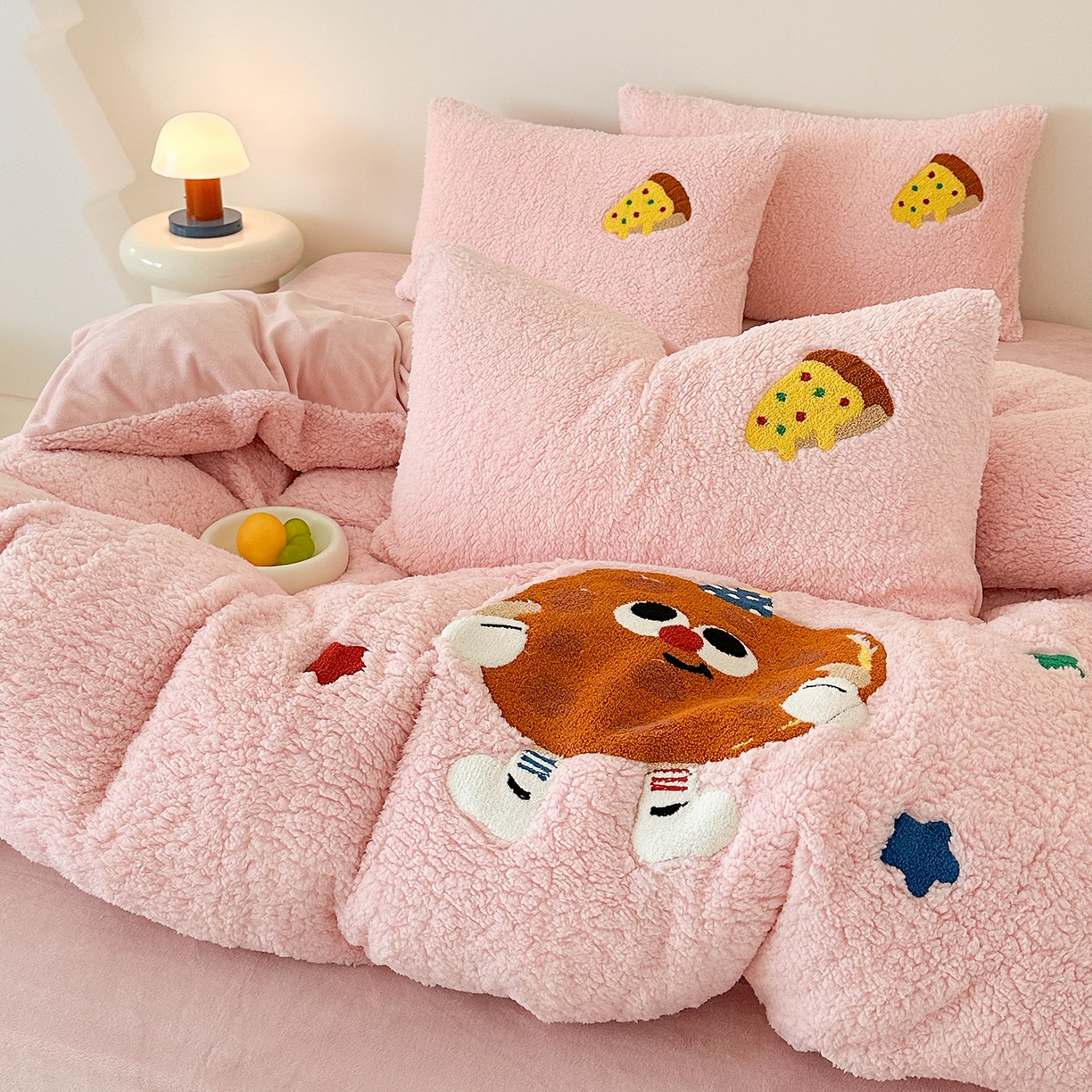 91家纺网 家纺一手货源 找家纺 乐坊 2025新款小阪羊羔绒牛奶绒卡通四件套冬季加厚保暖 曲奇-粉