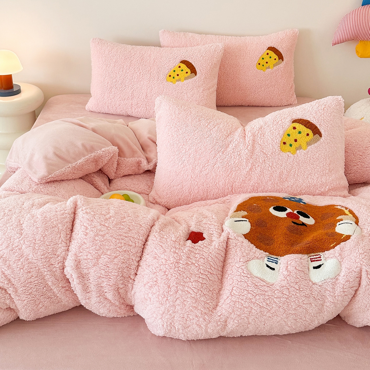 91家纺网 家纺一手货源 找家纺 乐坊 2025新款小阪羊羔绒牛奶绒卡通四件套冬季加厚保暖 曲奇-粉