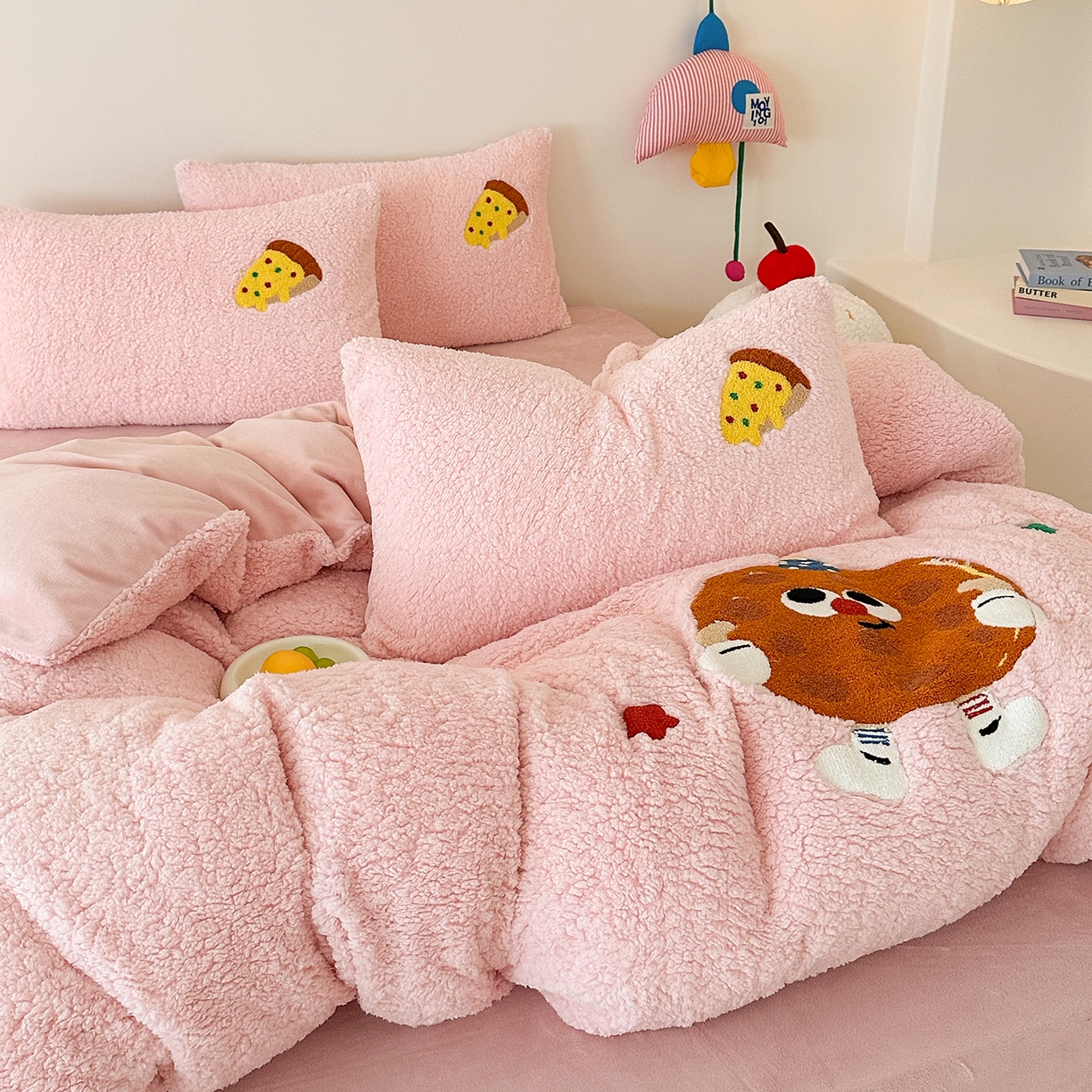 91家纺网 家纺一手货源 找家纺 乐坊 2025新款小阪羊羔绒牛奶绒卡通四件套冬季加厚保暖 曲奇-粉