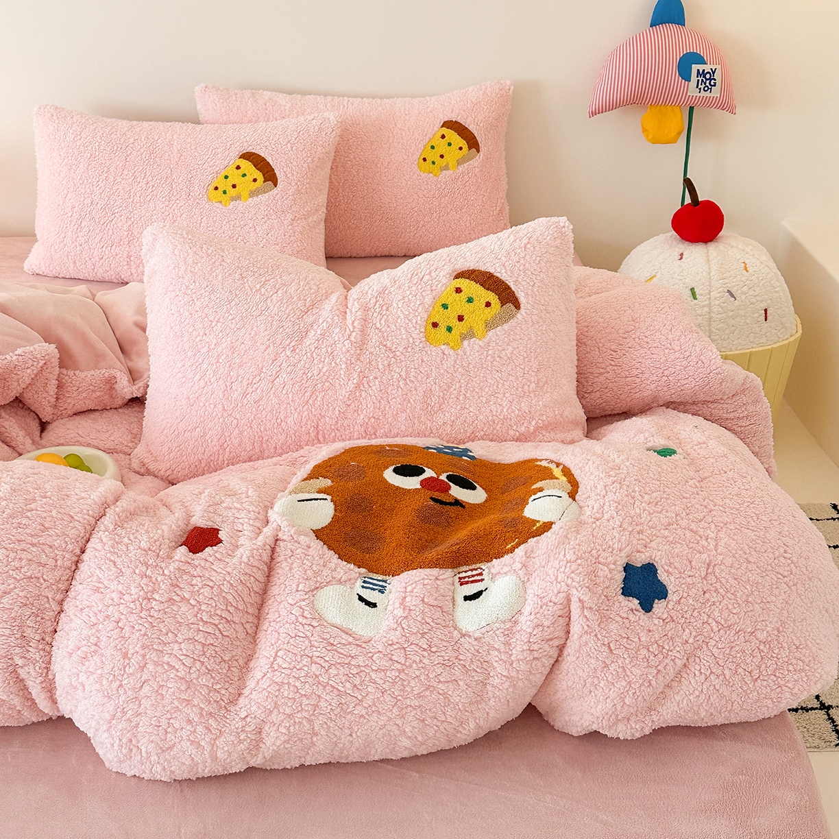 91家纺网 家纺一手货源 找家纺 乐坊 2025新款小阪羊羔绒牛奶绒卡通四件套冬季加厚保暖 曲奇-粉