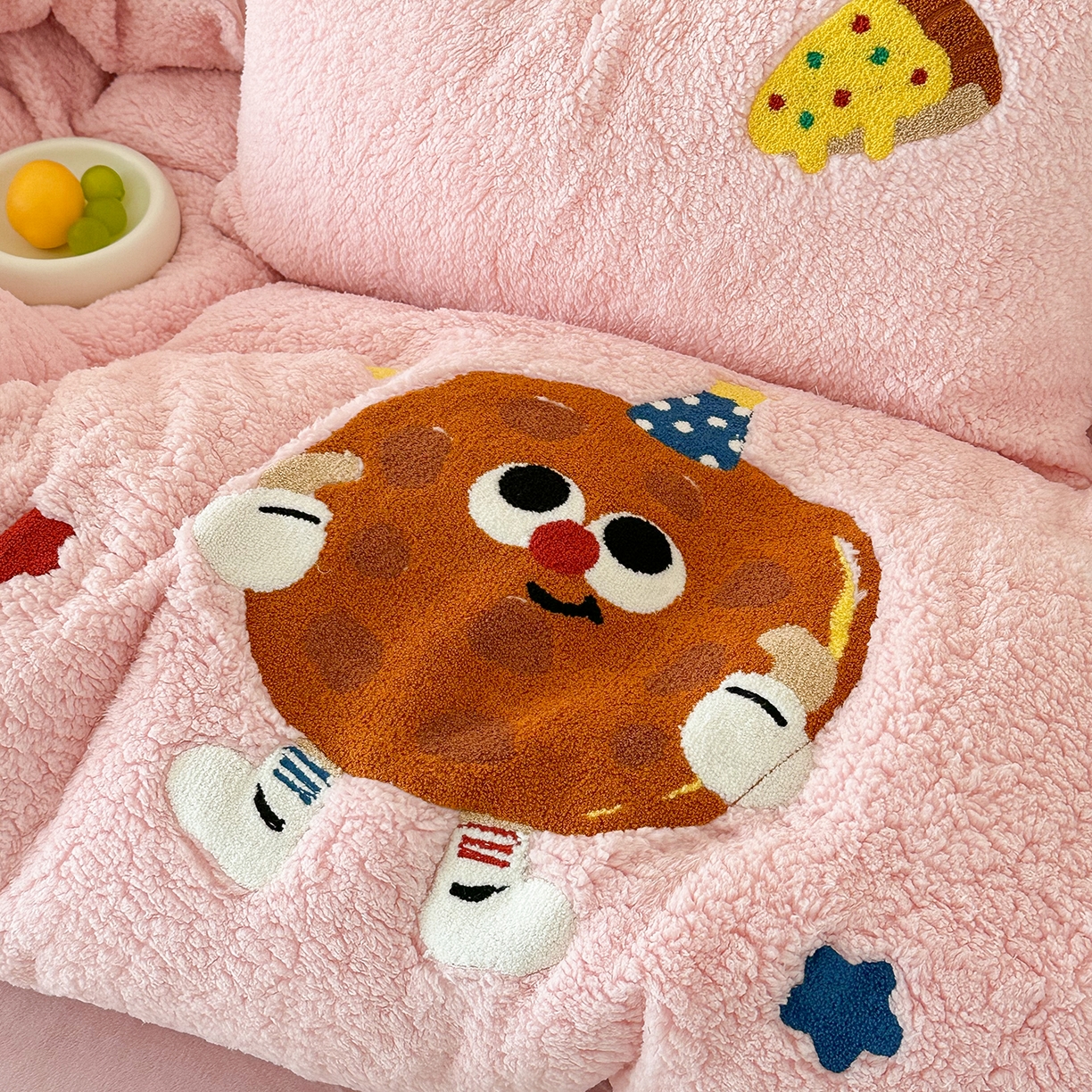 91家纺网 家纺一手货源 找家纺 乐坊 2025新款小阪羊羔绒牛奶绒卡通四件套冬季加厚保暖 曲奇-粉