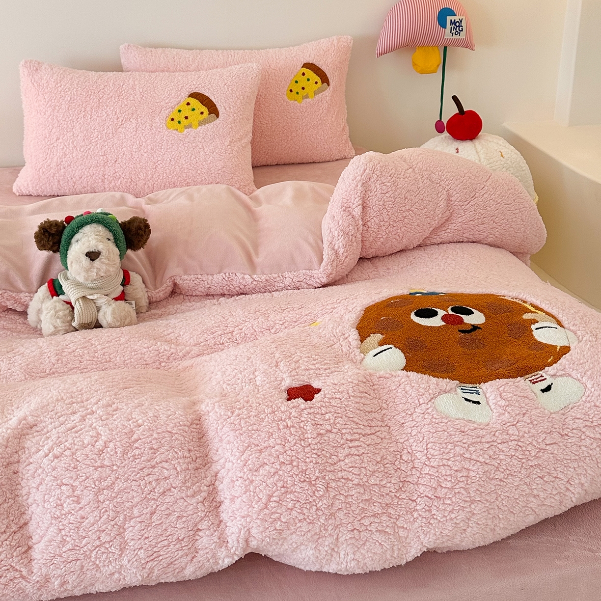 91家纺网 家纺一手货源 找家纺 乐坊 2025新款小阪羊羔绒牛奶绒卡通四件套冬季加厚保暖 曲奇-粉