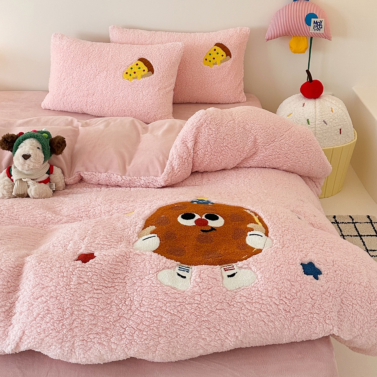 91家纺网 家纺一手货源 找家纺 乐坊 2025新款小阪羊羔绒牛奶绒卡通四件套冬季加厚保暖 曲奇-粉