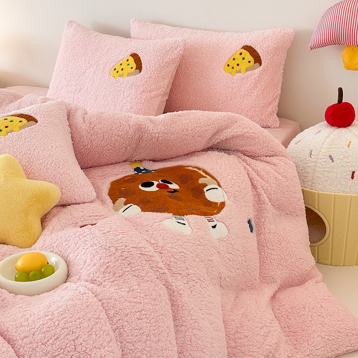 91家纺网 家纺一手货源 找家纺 乐坊 2025新款小阪羊羔绒牛奶绒卡通四件套冬季加厚保暖 曲奇-粉