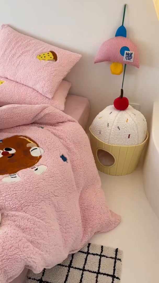 91家纺网 家纺一手货源 找家纺 乐坊 2025新款小阪羊羔绒牛奶绒卡通四件套冬季加厚保暖 曲奇-粉