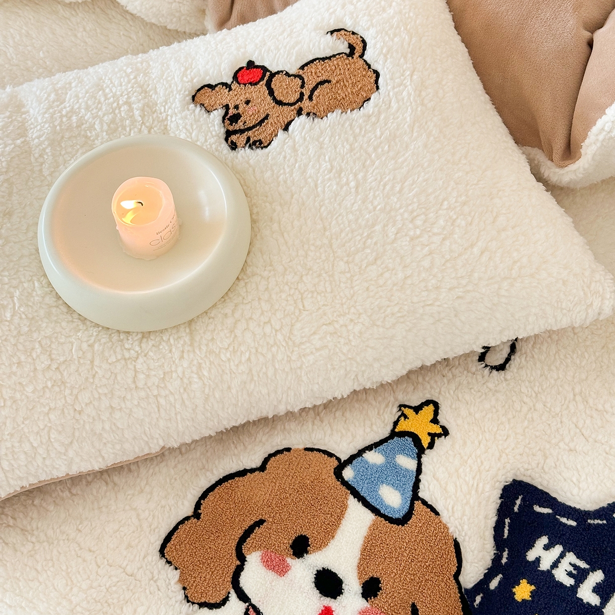 91家纺网 家纺一手货源 找家纺 乐坊 2025新款小阪羊羔绒牛奶绒卡通四件套冬季加厚保暖 星星小狗-白卡其