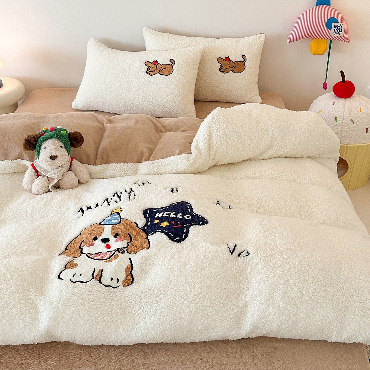 91家纺网 家纺一手货源 找家纺 乐坊 2025新款小阪羊羔绒牛奶绒卡通四件套冬季加厚保暖 星星小狗-白卡其