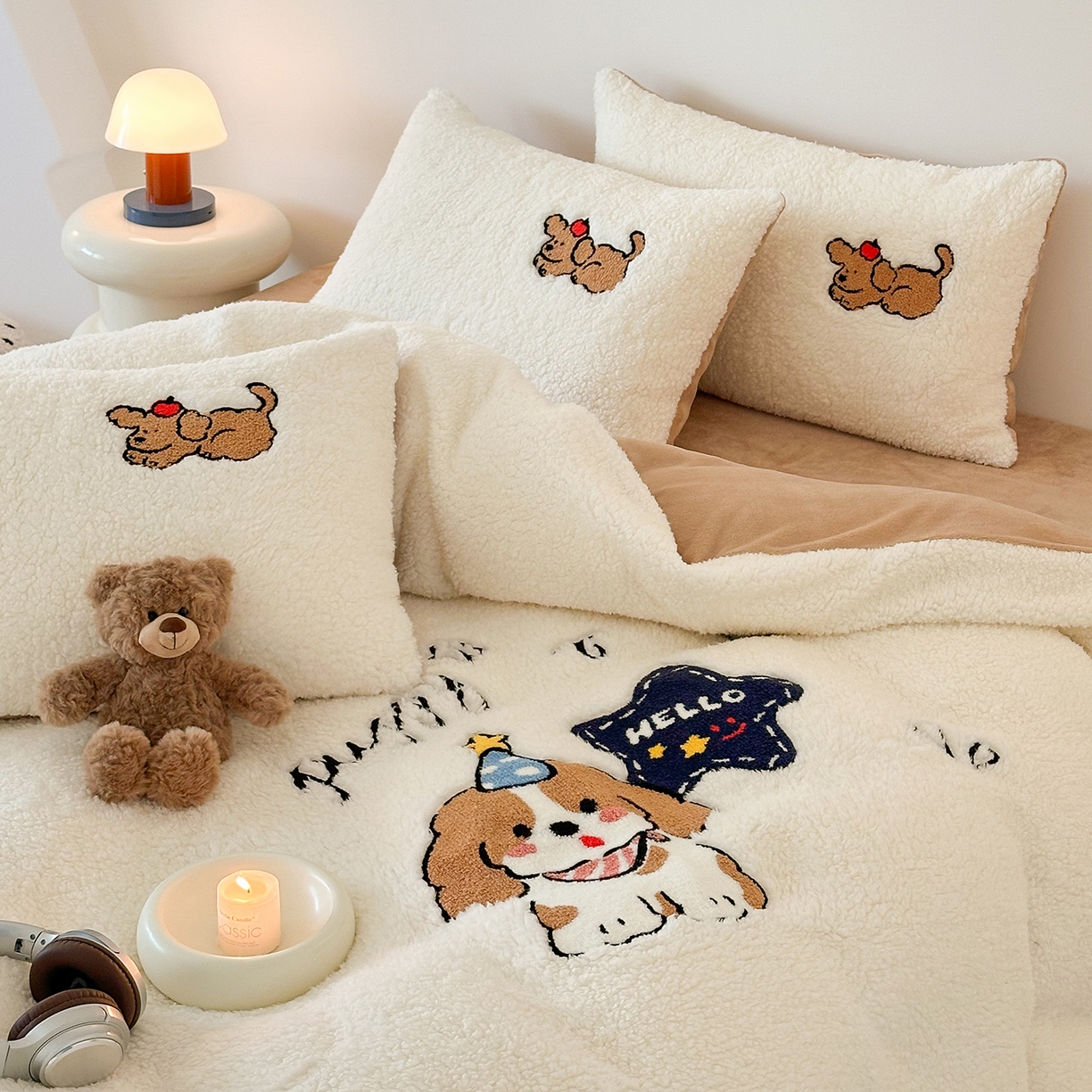 91家纺网 家纺一手货源 找家纺 乐坊 2025新款小阪羊羔绒牛奶绒卡通四件套冬季加厚保暖 星星小狗-白卡其