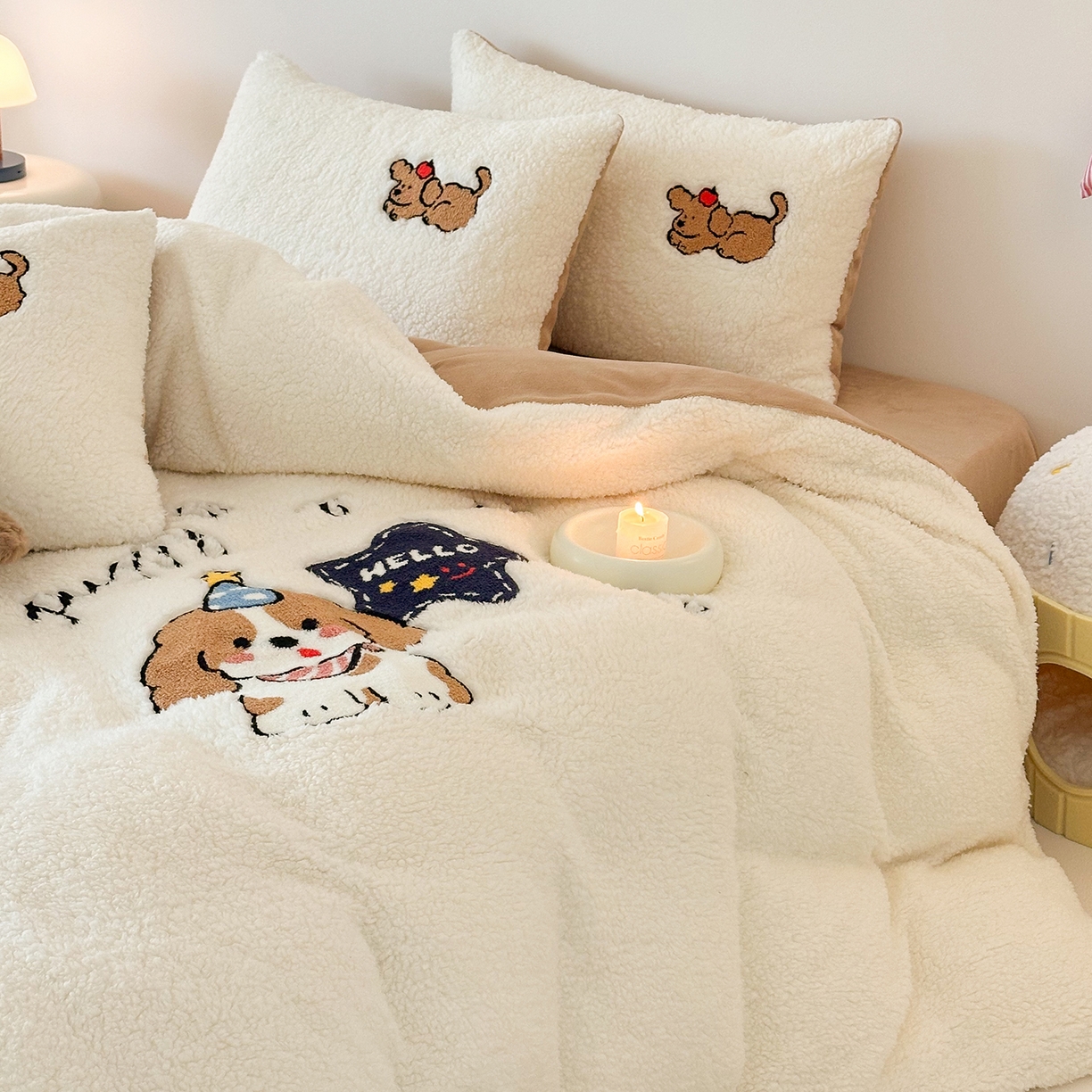 91家纺网 家纺一手货源 找家纺 乐坊 2025新款小阪羊羔绒牛奶绒卡通四件套冬季加厚保暖 星星小狗-白卡其