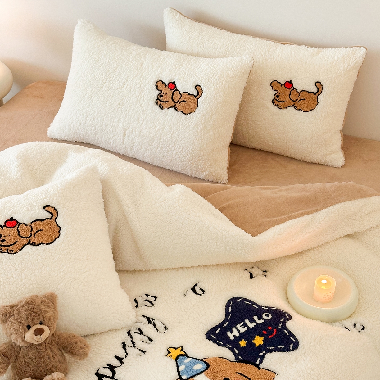 91家纺网 家纺一手货源 找家纺 乐坊 2025新款小阪羊羔绒牛奶绒卡通四件套冬季加厚保暖 星星小狗-白卡其