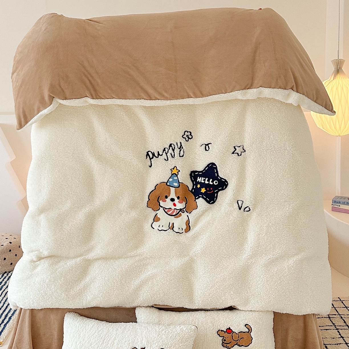 91家纺网 家纺一手货源 找家纺 乐坊 2025新款小阪羊羔绒牛奶绒卡通四件套冬季加厚保暖 星星小狗-白卡其