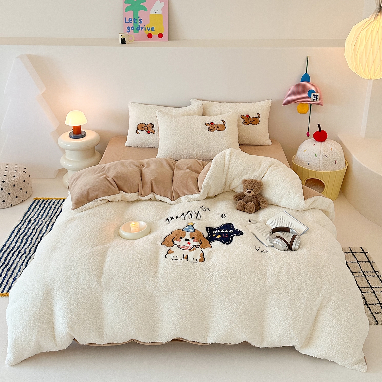 91家纺网 家纺一手货源 找家纺 乐坊 2025新款小阪羊羔绒牛奶绒卡通四件套冬季加厚保暖 星星小狗-白卡其