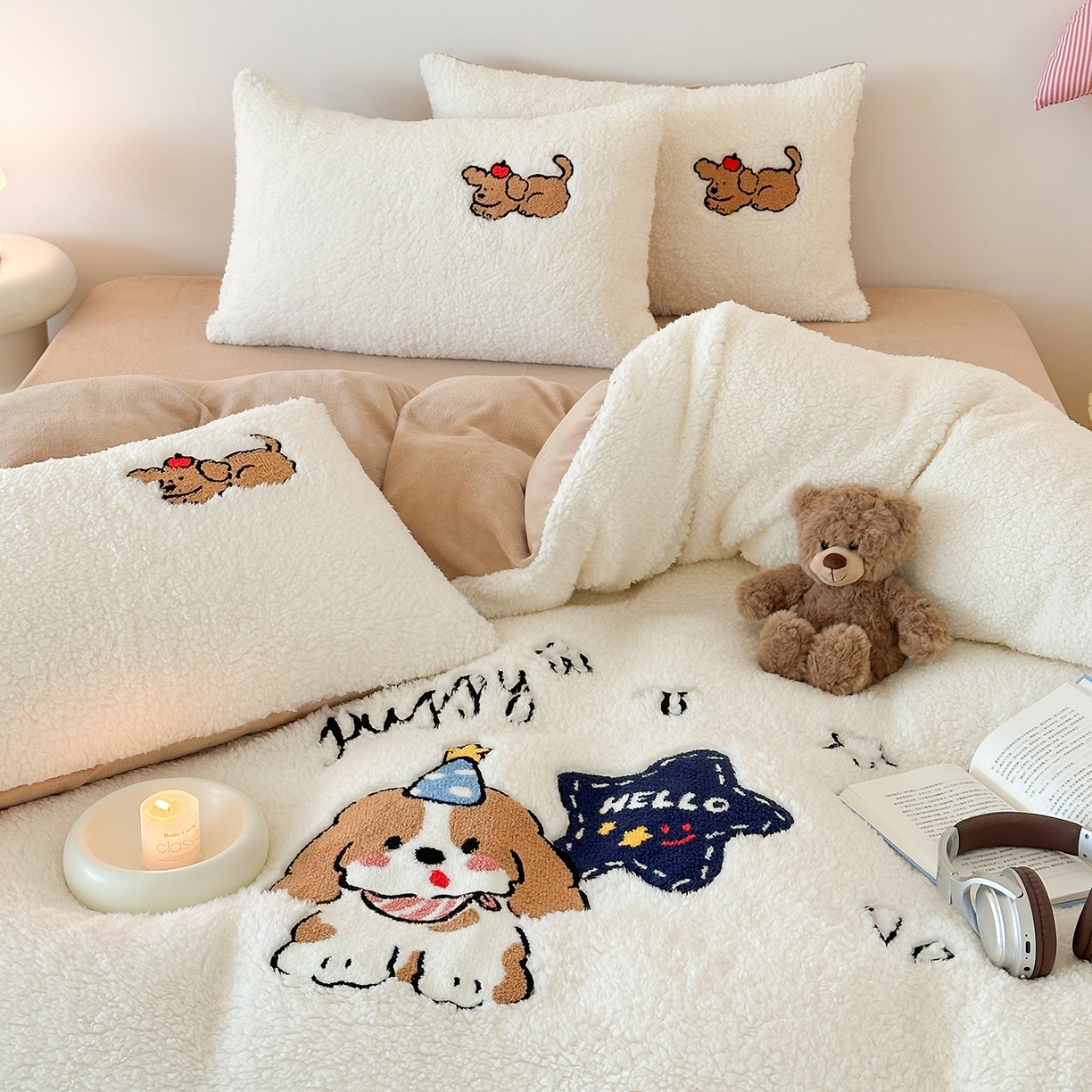 91家纺网 家纺一手货源 找家纺 乐坊 2025新款小阪羊羔绒牛奶绒卡通四件套冬季加厚保暖 星星小狗-白卡其