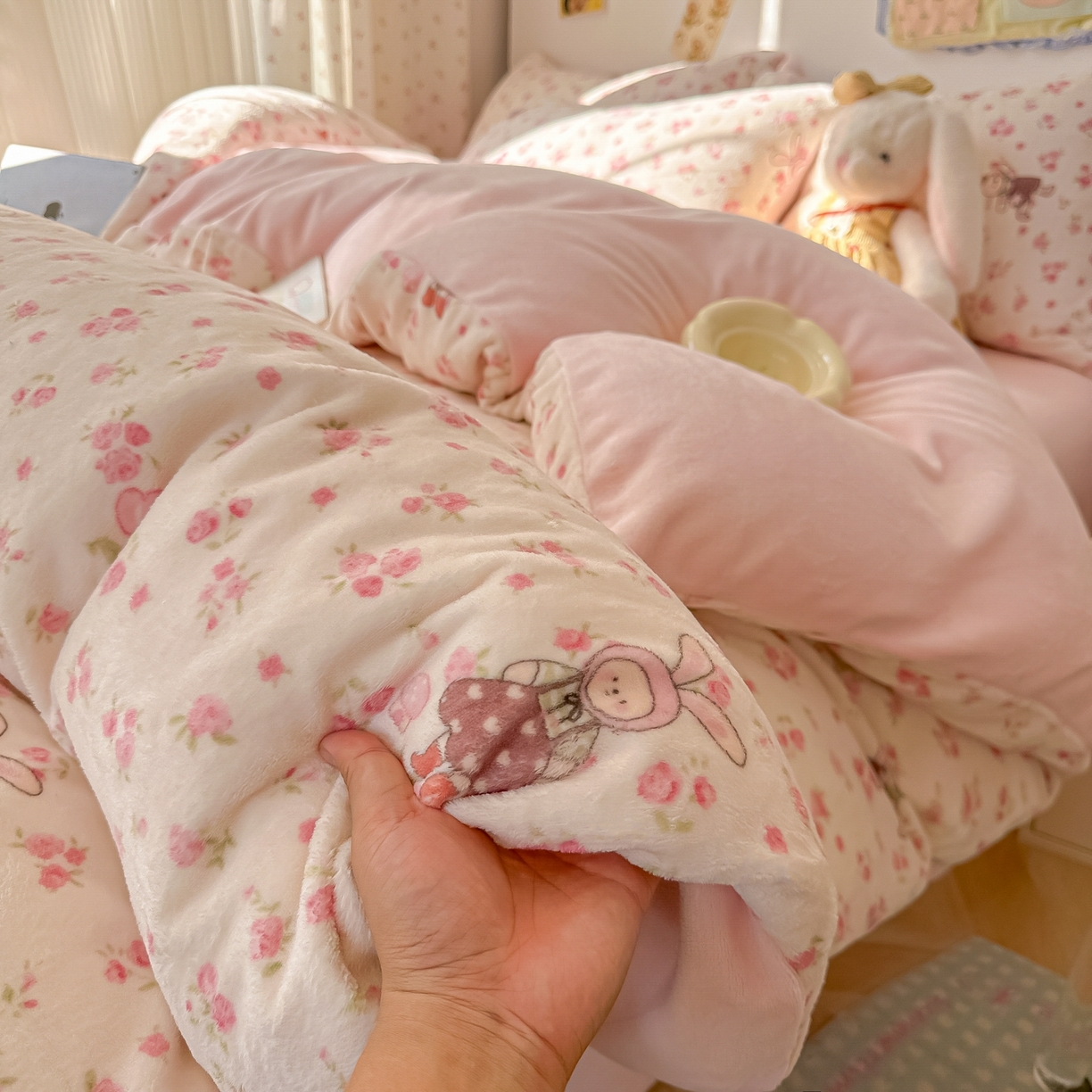 91家纺网 家纺一手货源 找家纺 韩巢家纺 2025新款高克重牛奶绒四件套冬季绒床品被套床单三件套 小免舞