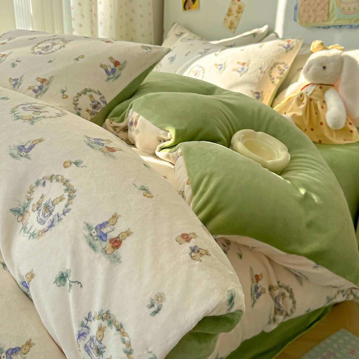 91家纺网 家纺一手货源 找家纺 韩巢家纺 2025新款高克重牛奶绒四件套冬季绒床品被套床单三件套 小兔幻境