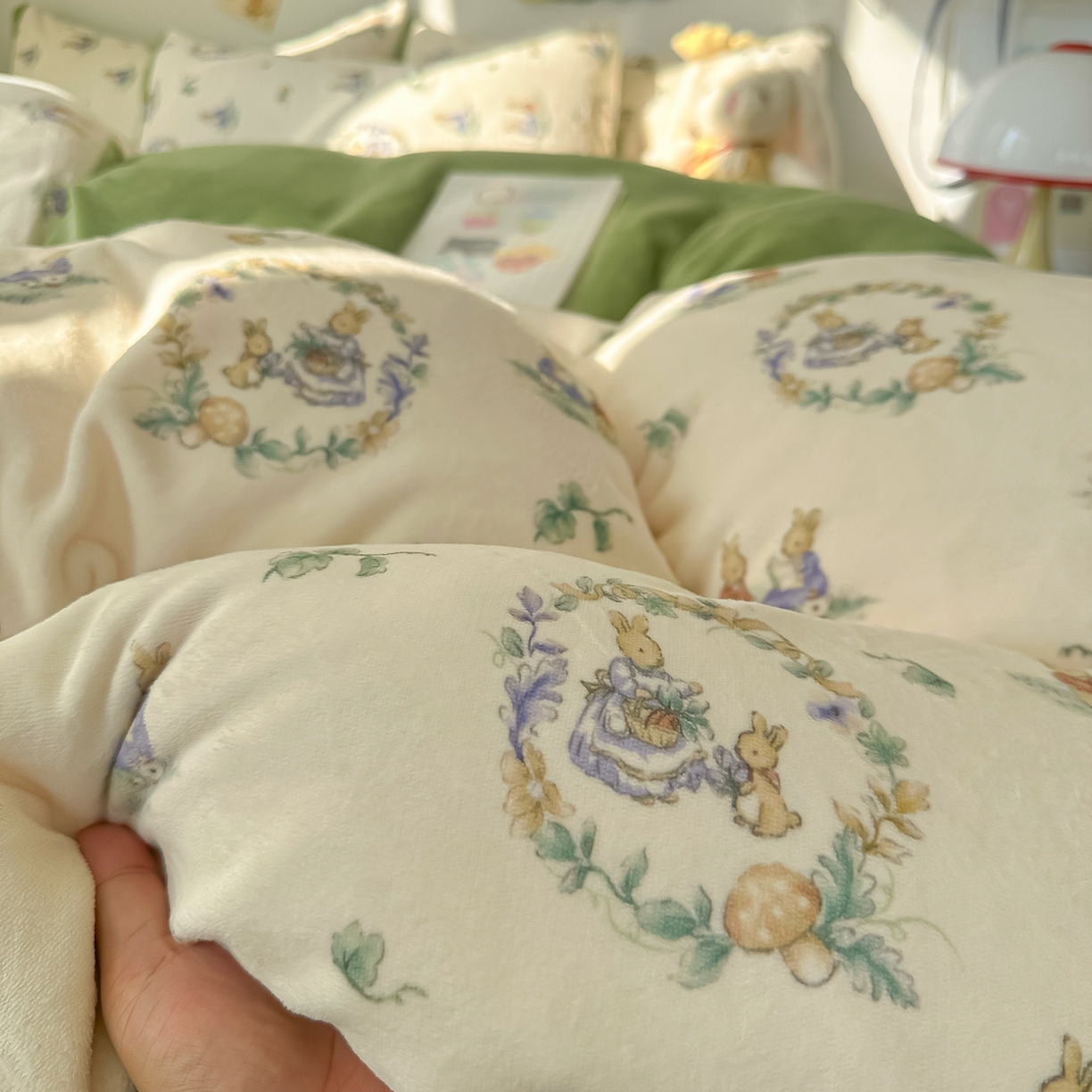 91家纺网 家纺一手货源 找家纺 韩巢家纺 2025新款高克重牛奶绒四件套冬季绒床品被套床单三件套 小兔幻境