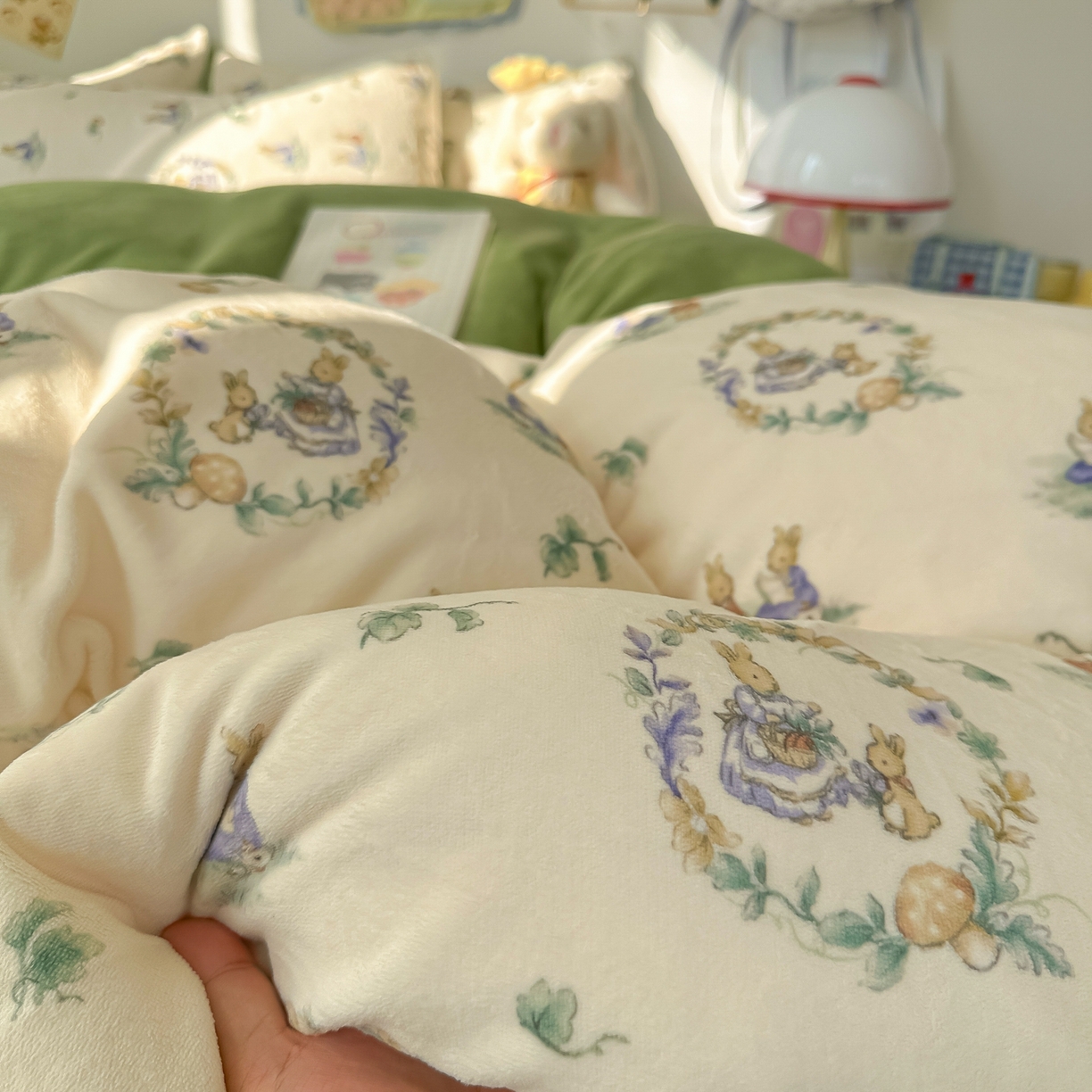 91家纺网 家纺一手货源 找家纺 韩巢家纺 2025新款高克重牛奶绒四件套冬季绒床品被套床单三件套 小兔幻境