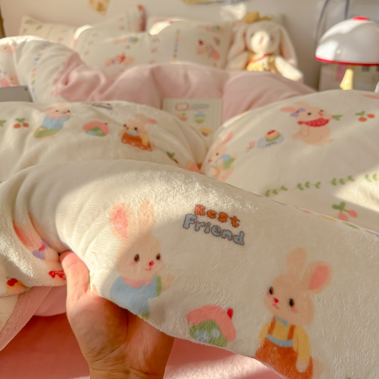 91家纺网 家纺一手货源 找家纺 韩巢家纺 2025新款高克重牛奶绒四件套冬季绒床品被套床单三件套 小兔派对